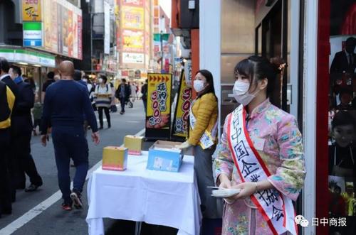 中国侨网日本华人新宿街头免费送口罩。（日中商报）
