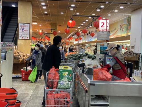 中国侨网虽然法拉盛的多数商户暂时关门，但华人超市仍在疫情中开门营业。(美国《世界日报》/牟兰 摄)