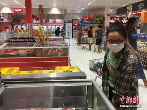 中国侨网资料图：巴西圣保罗，一位戴口罩的妇女在一家超市购物。中新社记者 莫成雄 摄