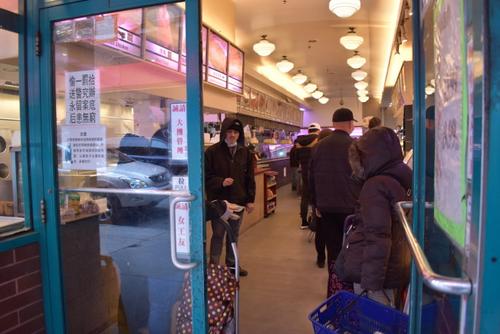 中国侨网日前社交媒体上有文章表示，有人在纽约华埠德昌超市门口连续被抢，5日警方澄清为假消息。(图片来源：美国《世界日报》/颜嘉莹 摄)