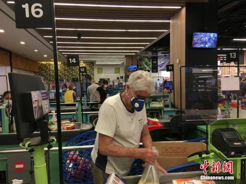 中国侨网    当地时间4月9日，在巴西圣保罗，一名男子戴着口罩在一家超市购物。中新社记者 莫成雄 摄  