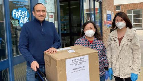 中国侨网海外华人公益协会向英国医院捐赠5万只CE认准的医用外科口罩。（《欧洲时报》）