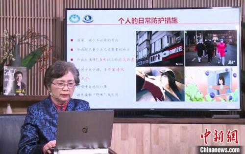 中国侨网李兰娟在线为海外华人华文讲解防疫知识。　张煜欢　摄