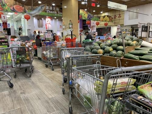 中国侨网部份连锁超市暂时关闭期仍开放外送服务，图为一车一车等待结帐的商品。(美国《世界日报》/赖蕙榆 摄)