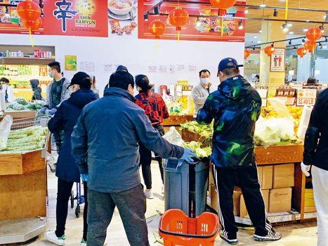 中国侨网法拉盛中心区多家超市同时重新开业（图片来源：美国《星岛日报》）