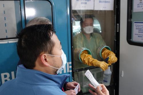 中国侨网新冠病毒流动检测车开进华埠。（美国《世界日报》/金春香 摄）