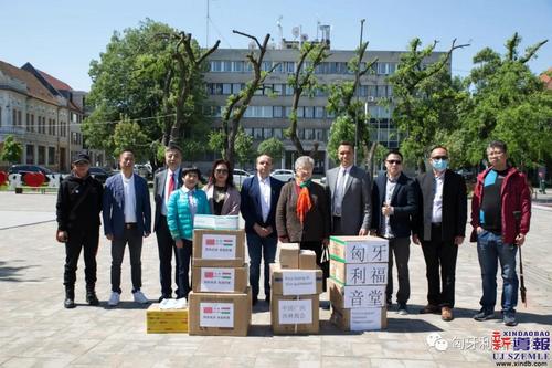 中国侨网匈牙利华侨向小克勒什市捐赠防疫物资。（匈牙利《新导报》/皓月 摄）