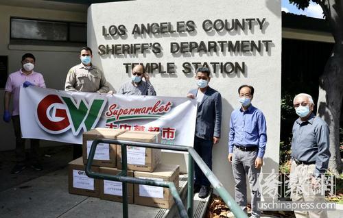 中国侨网捐赠者们在洛杉矶县警局天普市分局捐赠口罩。（美国《侨报》/邱晨 摄）