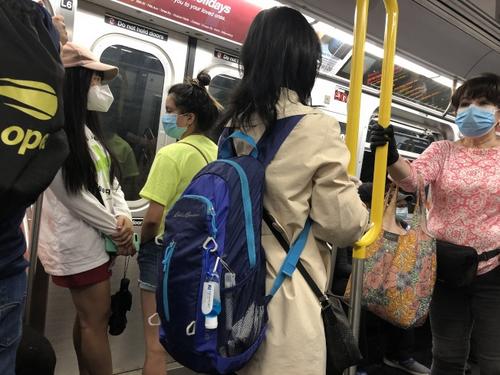 中国侨网纽约复工后，地铁已经可看到拥挤情形。(图片来源：美国《世界日报》/颜嘉莹 摄)