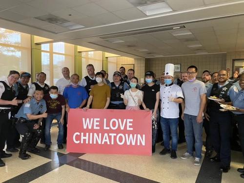 中国侨网美中餐饮业联合会向芝加哥警察局第9分局捐赠午餐。(美国《世界日报》 美中餐饮业联合会供图)
