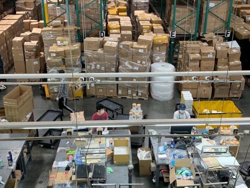 中国侨网在工业市一家华人仓库里，堆积了大量的货物。（美国《世界日报》/张宏 摄）