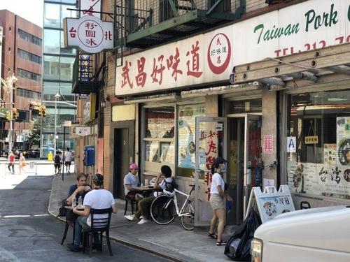 中国侨网纽约曼哈顿华埠中餐馆“武昌好味道”外已有三组餐桌椅。(图片来源：美国《世界日报》/张晨 摄)