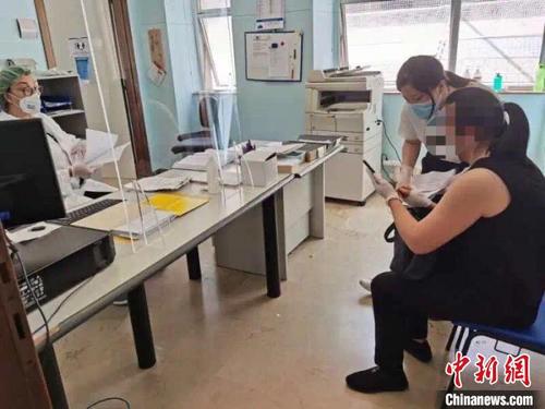 中国侨网志愿者陪同钟某某接受治疗。文成侨联 供图　