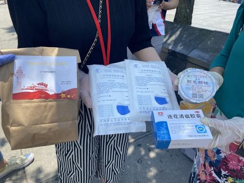 中国侨网美东辽宁同乡会为留学生赠送爱心包。（美国《世界日报》/牟兰 摄）