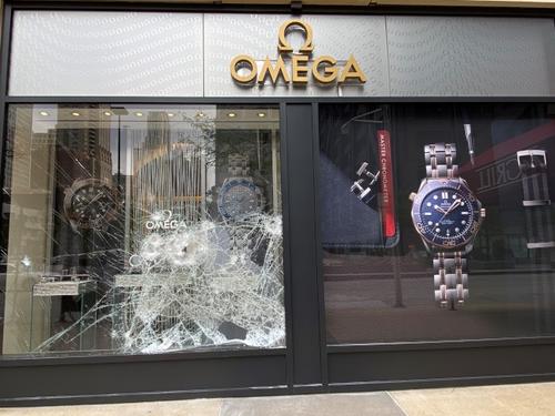 中国侨网在10日的抢劫中，芝加哥多家店铺都遭受了不同程度的破坏。（美国《世界日报》/黄惠玲 摄）