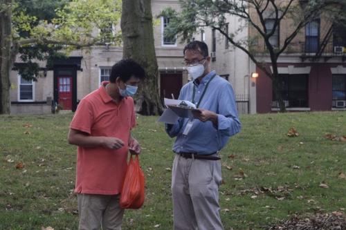 中国侨网纽约布鲁克林日落公园检测站目前已有中文翻译员入驻，帮助华人完成新冠病毒检测。(美国《世界日报》/颜洁恩 摄)