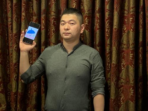中国侨网美国华人Jacky王研发点餐App。（美国《世界日报》／张宏 摄）