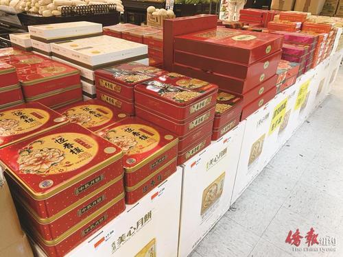 中国侨网华人月饼战平价、简易装月饼成赢家。（美国《侨报》/张晶 摄）