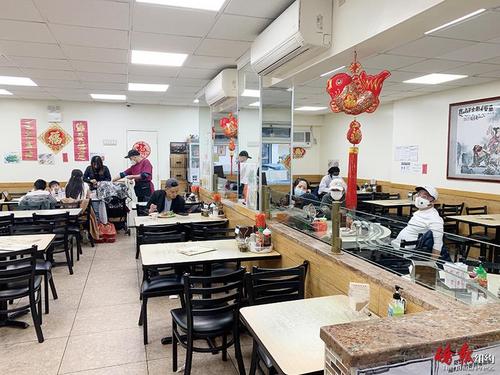 中国侨网疫情下苦撑的华埠餐馆内景。(美国《侨报》/杨澄雨 摄）