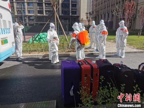 中国侨网易思华和同事们坚守在疫情防控一线。兰大一院供图