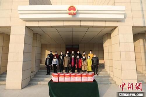 中国侨网大使馆为留学生们准备了爱心满满的“春节包”。王波 摄