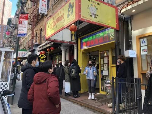 中国侨网受到民众欢迎的华埠雪糕行出现人潮。（美国《世界日报》/颜嘉莹 摄）