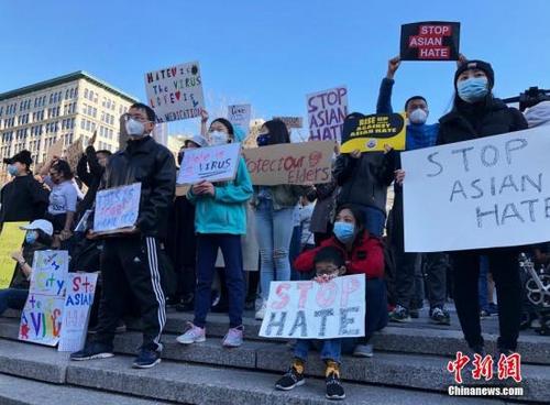 中国侨网3月21日，千余名纽约市民在曼哈顿联合广场集会示威，抗议针对美国亚裔的种族歧视和仇恨犯罪。图为人们在示威现场举着各式标语。中新社记者 马德林 摄