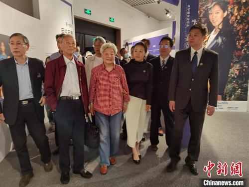中国侨网当年陪同张纯如在南京走访的专家们，和纪念馆工作人员等一同观展。　朱晓颖　摄