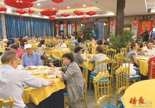 中国侨网餐馆堂吃100%开放，法拉盛酒楼渐复人气。（美国《侨报》/张晶 摄）