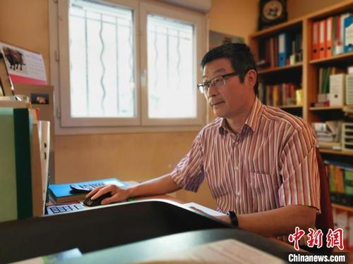 中国侨网图为姚晓竞正在规划房车出发前的计划。（资料图）　受访者供图