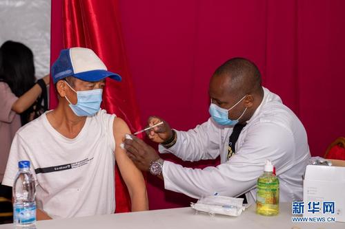 中国侨网7月19日，中国公民在科特迪瓦阿比让的“春苗行动”接种点接种新冠疫苗。新华社记者 郑扬子 摄