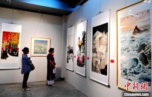 中国侨网图为市民在参观展览。 张斌 摄