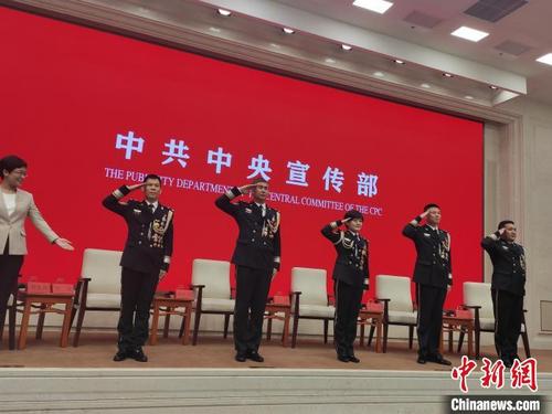 中国侨网7月21日，中宣部举行中外记者见面会，5名移民管理警察党员代表分享工作体会。　郭超凯　摄