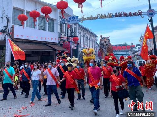 中国侨网鸡场街民众准备布置金虎吉祥物。　鸡场街工委会供图
