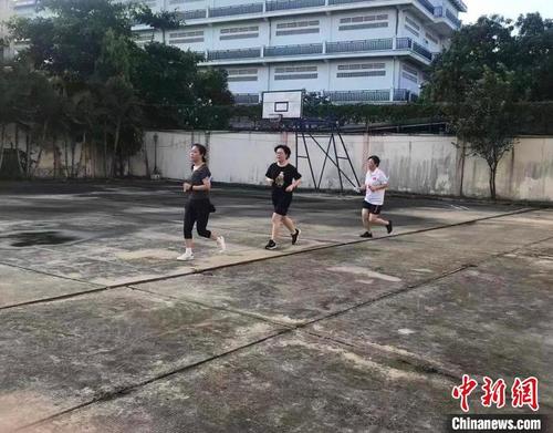 中国侨网中国援柬中医抗疫专家组成员们在营地跑步锻炼身体。　专家组提供