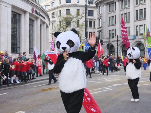 华人方阵亮相伦敦市长花车游行队伍引民众欢呼