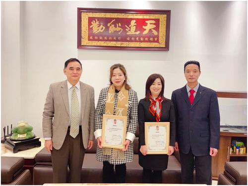 中国侨网匈牙利福建商会会长刘文建(左1)、常务副会长曾玉根〈右1),向副会长汤玉清(右2)、周丽娟(左2)颁发任命书。(来源:匈牙利《欧洲论坛》)