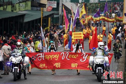 中国侨网菲律宾北部城市碧瑶举办盛大游行活动，庆祝中国春节。图为游行队伍。　张兴龙　摄