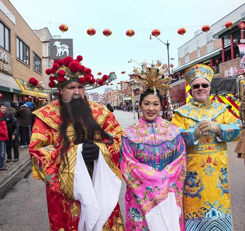 中国侨网当地时间1月29日，芝加哥华埠举行了庆祝中国兔年春节大游行。图为身着戏装的中外人士向大家贺年。（美国《芝加哥华语论坛》报/张大卫 摄）