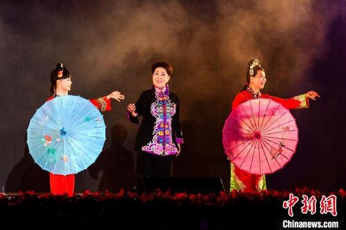 中国侨网图为黄婉秋与女儿、外孙女同台唱山歌。资料图 唐梦宪 摄