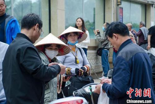 中国侨网图为范氏小云(中)和同行在东兴。 翟李强 摄