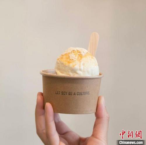 中国侨网店内的人气产品豆乳冰淇淋。受访者供图。