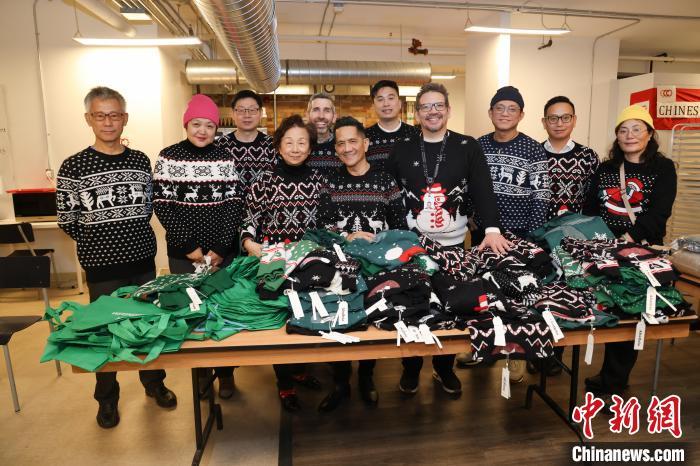 中国侨网CC　Care成员及华人机构、团体等代表向史葛差会(Scott　Mission)捐赠御寒衣物。 中新网记者 余瑞冬 摄