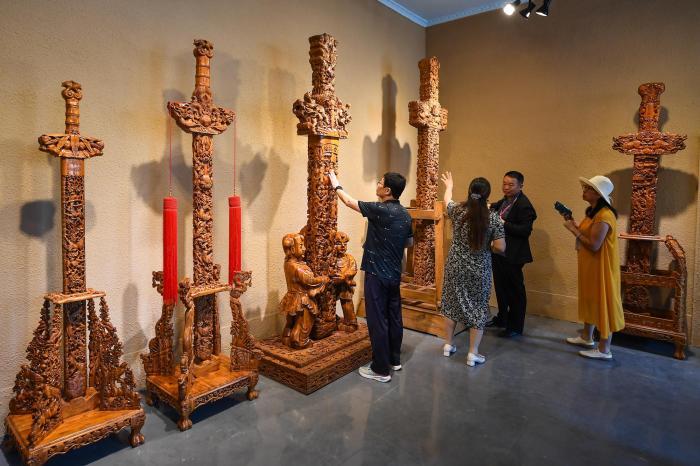 中国侨网以桃木为载体雕刻而成的工艺品也被赋予镇宅、纳福、辟邪等寓意,形成独具特色的“桃木文化”。武俊杰 摄
