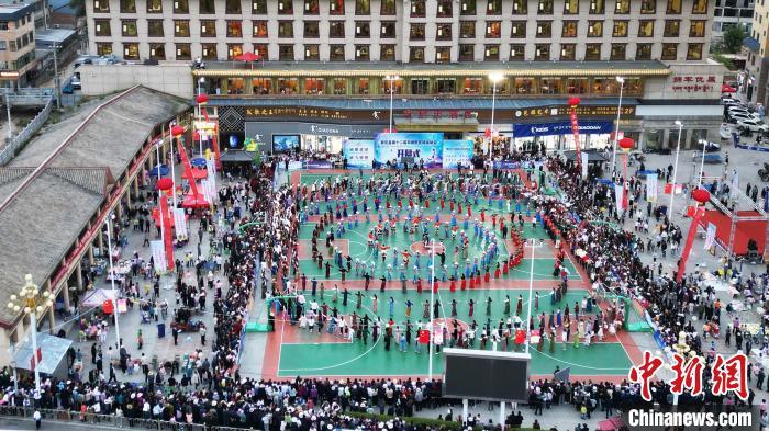 中国侨网6月22日晚，来自世界各地参与“行走中国·报道中国”海外华文媒体甘肃行采访团走进甘肃甘南藏族自治州卓尼县，与当地民众共跳锅庄舞，体验藏族文化的独特魅力和民族风情。图为“动感卓尼”锅庄舞演出现场。（无人机照片）中新社记者 九美旦增 摄