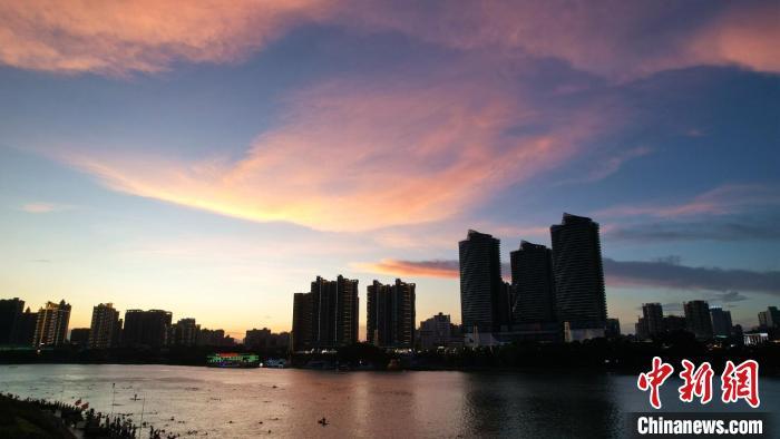 中国侨网7月17日,日落时分,广西南宁市天空现绚丽晚霞,景色如画。黄云峰 摄