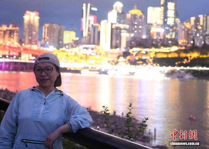 中国侨网7月20日晚,19个国家和港澳台地区的26家华文媒体来到位于重庆江北的重庆金融会展中心钻石广场欣赏两江四岸璀璨夜景。据悉,这批海外华文媒体于本月16日来到重庆,参加“行走中国·2025海外华文媒体川渝行”联合参访活动,他们将在两周时间里,围绕“成渝地区双城经济圈建设”主题实地深入参访和集中报道。图为嘉宾欣赏重庆夜景并拍照留念。中新社记者 周毅 摄