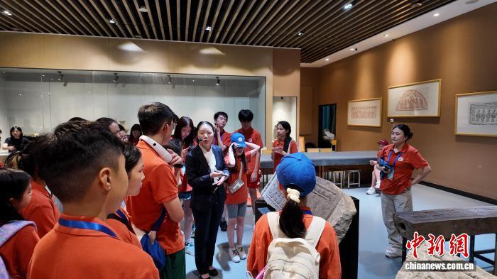 中国侨网7月22日,在豫参加第八届全球华语朗诵大赛河南集结营研学的海外华裔青少年走进洛阳师范学院,参访河洛古代石刻艺术馆、洛阳汉画艺术博物馆,近距离感受汉画与石刻艺术的魅力。图为海外华裔青少年观看画像石刻。连晨宇 摄