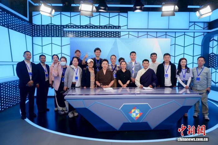 中国侨网7月22日,由中国记协主办的“共鉴华夏·同传五洲”全球华文媒体联盟中国行系列活动走进西藏,来自五大洲18个国家近30家华文媒体的中高层代表先后走进西藏日报社、西藏广播电视台参访座谈,从媒体视角感受西藏自治区成立60年来发展的脉动。作为西藏和平解放后诞生的第一张日报,1956年创刊的《西藏日报》见证着雪域高原从百废待兴到繁荣发展,成为记录西藏变迁的重要载体。于2018年由原西藏电视台、西藏人民广播电台合并组建的西藏广播电视台,形成多语种传播矩阵,通过藏、汉、英三种语言向全球传递西藏鲜活资讯。图为7月22日,西藏拉萨,海外华文媒体代表与西藏广播电视台主播合影。王利文 摄