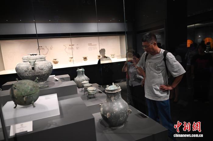 中国侨网7月23日,参加“行走中国·2025海外华文媒体川渝行”活动的20余家海外华文媒体代表走进四川省达州市宣汉县罗家坝遗址博物馆,感受、了解巴文化魅力。罗家坝遗址博物馆是中国首个以巴文化为主题的专题博物馆,系统呈现了新石器至东周时期的巴文化遗存。图为罗家坝遗址出土青铜器物吸引海外华文媒体代表。中新社记者 张浪 摄